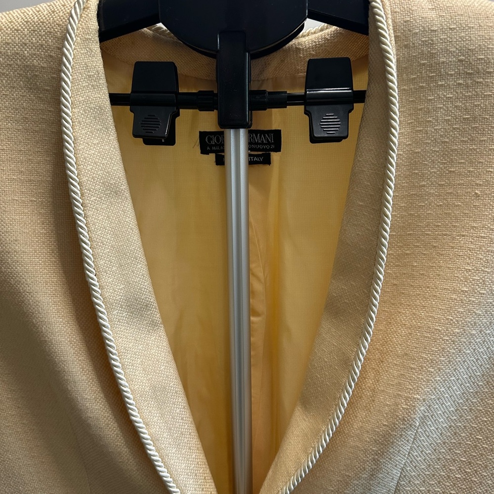 Giorgio Armani Elegant Cream Blazer - Picture 4 of 15